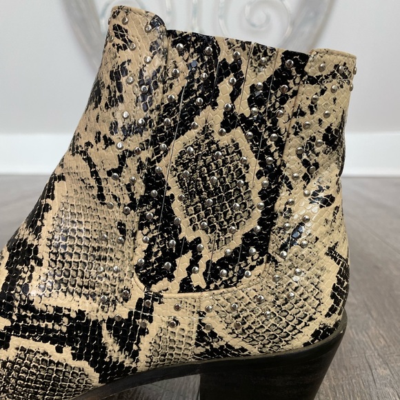snakeskin booties - Picture 3 of 4